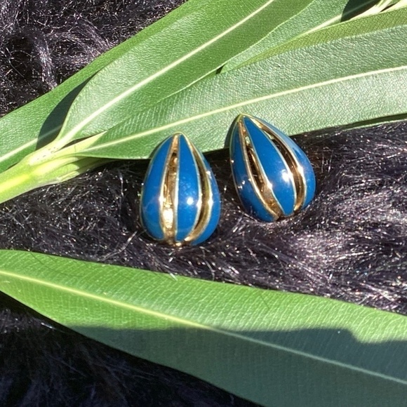 Vintage Trifari Blue Enamel & GoldTone Clip On Earrings - Picture 6 of 7